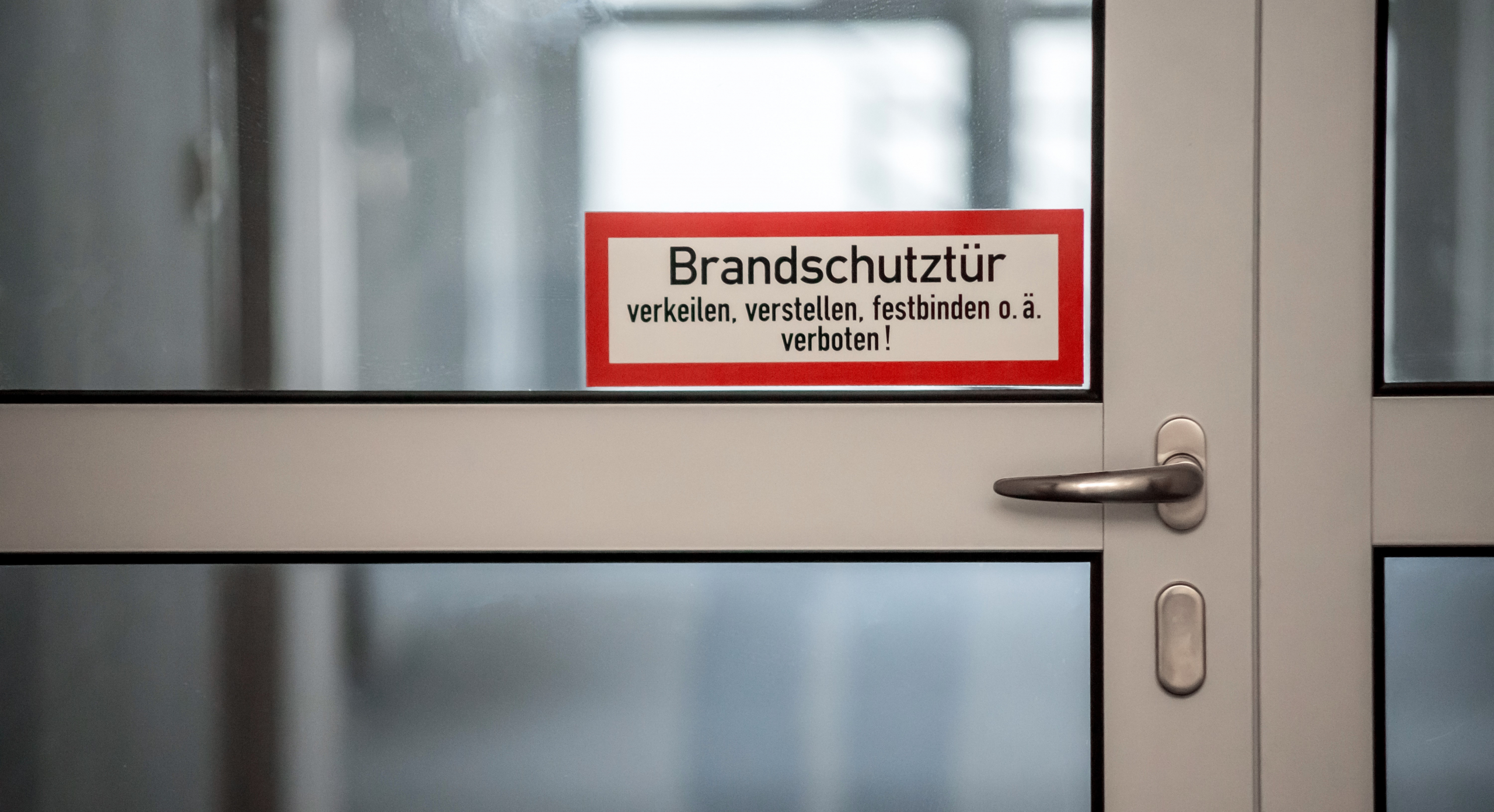 Glastür mit Aufkleber Brandschutztür